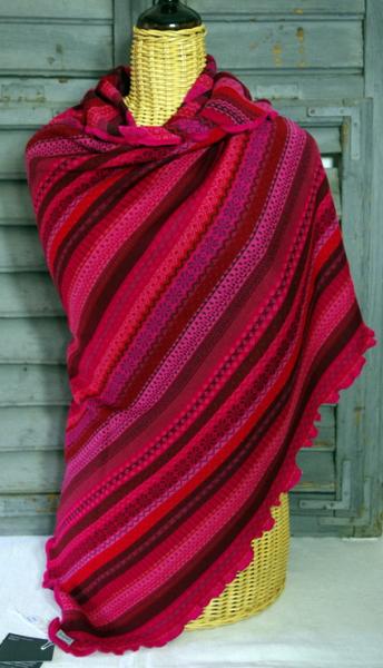 Invero Dreiecktuch Tiziana beere gewickelt, einhüllend auf Kleiderpuppe